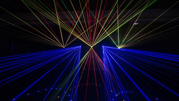 potsdamer feuerwerk nico europe hoffest 2017 lasershow, blaue, rote und gelbe laserstrahlen choreographiert